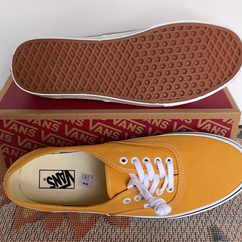 Vans Men’s Authentic Color Theory Golden Glow
VN000BW5LSV
Sneakers - Picture 3 of 16